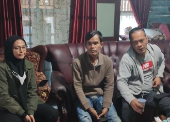 3 orang perwakilan dari PT Gojek Indonesia cabang Palembang yaitu dari Satgas Gojek yang diwakili oleh Timbul, Rika dan Fahmi mendatangi rumah Nenek Yurpa