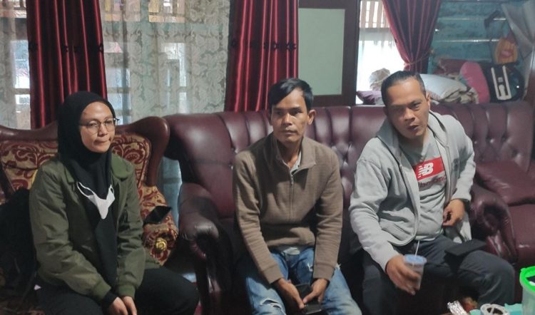3 orang perwakilan dari PT Gojek Indonesia cabang Palembang yaitu dari Satgas Gojek yang diwakili oleh Timbul, Rika dan Fahmi mendatangi rumah Nenek Yurpa