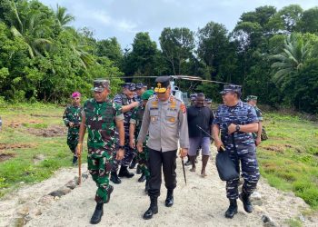Pangdam XVIII/Kasuari, Mayjen TNI Gabriel Lema, S.Sos dengan Kapolda Papua Barat, Irjen Pol Daniel Tahi Monang Silitonga, Pangkoarmada III, Laksamana Muda TNI Irvansyah, S.H., CHRMP., M.Tr. Opsla, dengan Hely Bell 412 EP HU-4207 dari Sorong tinjau prajurit TNI dari satuan Marinir yang melaksanakan pengamanan Pulau Terluar