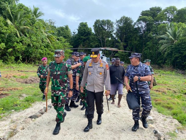 Pangdam XVIII/Kasuari, Mayjen TNI Gabriel Lema, S.Sos dengan Kapolda Papua Barat, Irjen Pol Daniel Tahi Monang Silitonga, Pangkoarmada III, Laksamana Muda TNI Irvansyah, S.H., CHRMP., M.Tr. Opsla, dengan Hely Bell 412 EP HU-4207 dari Sorong tinjau prajurit TNI dari satuan Marinir yang melaksanakan pengamanan Pulau Terluar