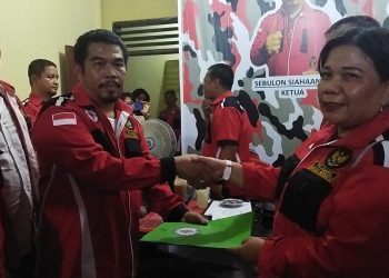 Ketua Dewan Pimpinan Wilayah (DPW ) Pejuang Batak Bersatu Sumatera Utara Sebulon Siahaan, SE dan Sekretaris John Sinuraya SKom memberikan langsung SK Kepengurusan dengan masa tugas 2022 - 2027 kepada Ketua DPD Simalungun Juwita Nainggolan