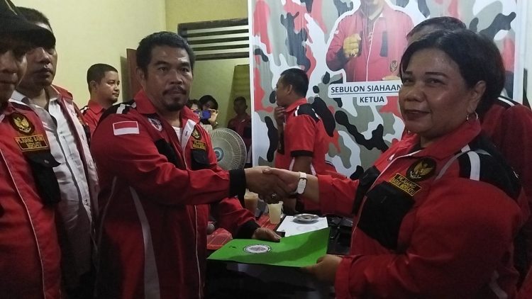 Ketua Dewan Pimpinan Wilayah (DPW ) Pejuang Batak Bersatu Sumatera Utara Sebulon Siahaan, SE dan Sekretaris John Sinuraya SKom memberikan langsung SK Kepengurusan dengan masa tugas 2022 - 2027 kepada Ketua DPD Simalungun Juwita Nainggolan