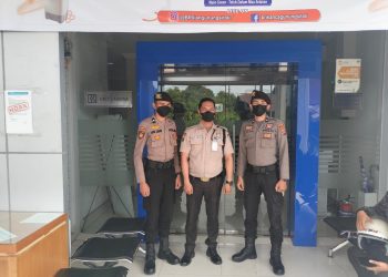 Personil Polsek Lahewa Bripda H. Harefa dan Bripda A. Lahagu melaksanakan Patroli sekaligus sambangi Objek Vital di Kelurahan Pasar Kecamatan Lahewa Kab. Nias Utara