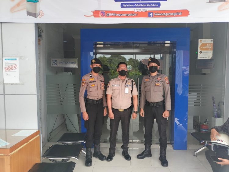 Personil Polsek Lahewa Bripda H. Harefa dan Bripda A. Lahagu melaksanakan Patroli sekaligus sambangi Objek Vital di Kelurahan Pasar Kecamatan Lahewa Kab. Nias Utara