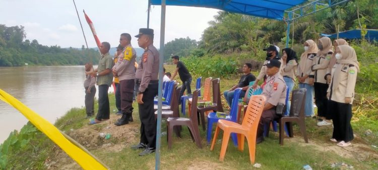 Kapolsek Kuantan Mudik Iptu Ferry M Fadillah SH bersama anggota melakukan giat pengamanan, dalam acara perhelatan pacu jalur ajang uji coba latihan bersama