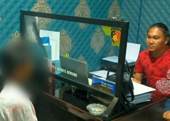 Ibu rumah tangga (IRT) berinsial RA (35) diamankan Tim Opsnal Polres Tomohon karena melakukan pencurian tas