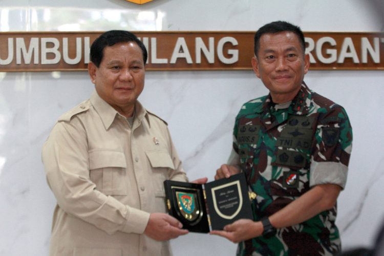 Menteri Pertahanan Republik Indonesia Letnan Jenderal TNI (Purn) Prabowo Subianto mengunjungi Markas Kodam II/Sriwijaya Palembang