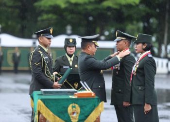 Kepala Staf Angkatan Darat (Kasad) Jenderal TNI Dr. Dudung Abdurachman melantik 593 Perwira (563 pria dan 30 wanita) abituren Pendidikan Pembentukan Perwira (Diktukpa) TNI AD