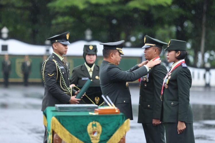 Kepala Staf Angkatan Darat (Kasad) Jenderal TNI Dr. Dudung Abdurachman melantik 593 Perwira (563 pria dan 30 wanita) abituren Pendidikan Pembentukan Perwira (Diktukpa) TNI AD