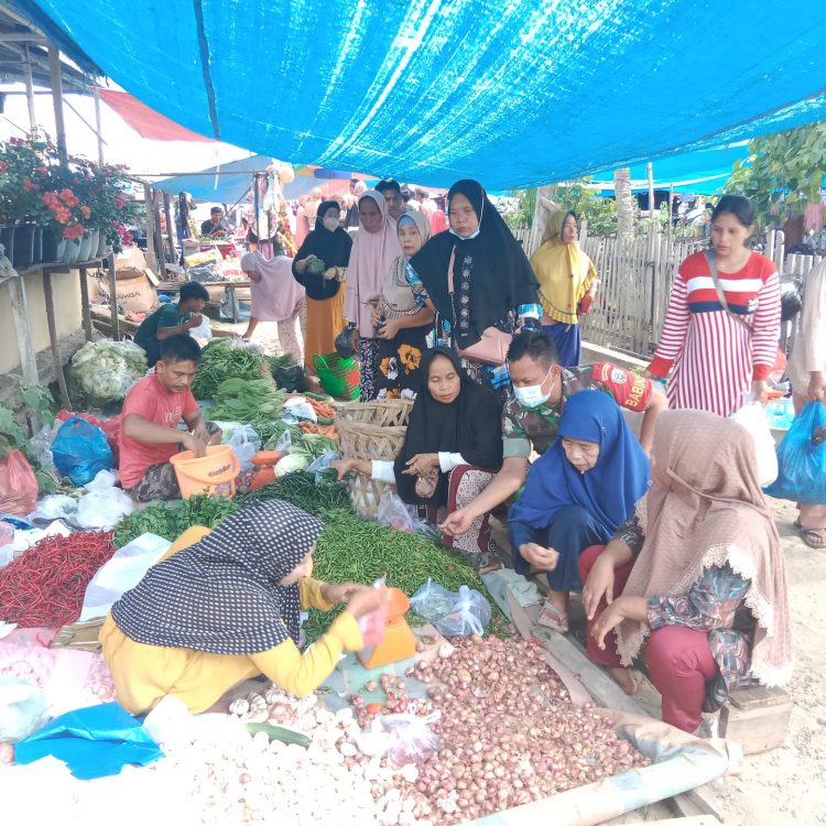 Babinsa Koramil 07/Kejuruan Muda Serda LO Situmorang melakukan pemantauan harga sembako di Pasar Tradisional di Kampung Kebun Sungai Liput