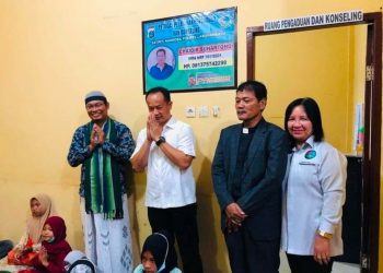 Personil Satres Narkoba Polres Labuhanbatu melaksanakan doa bersama dan memberikan Santunan kepada anak Yatim dalam rangka ucapan Syukur Hari Bhayangkara ke 76