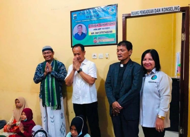 Personil Satres Narkoba Polres Labuhanbatu melaksanakan doa bersama dan memberikan Santunan kepada anak Yatim dalam rangka ucapan Syukur Hari Bhayangkara ke 76