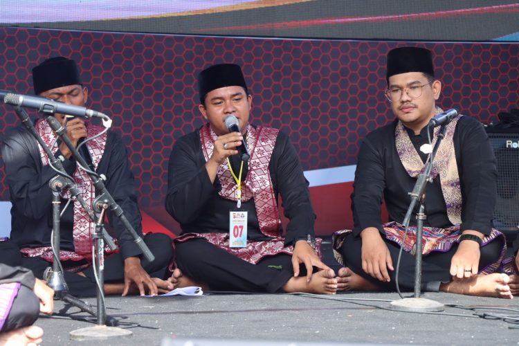 Peserta festival Dikee Aceh yang melantunkan shalawat-shalawat Nabi, yang sangat merdu membuat ribuan pengunjung di even Bhayangkara Seulawah Expo 2022