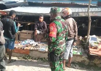 Komunikasi Sosial Babinsa Koramil 1621-03/Molo Utara, Serka Zakarias Polli menghimbau masyarakat binaannya untuk waspada bahaya penularan Covid - 19