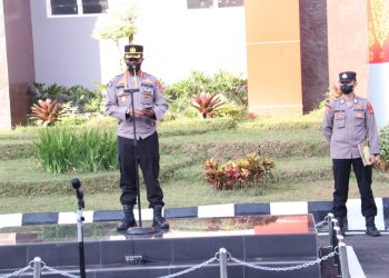 Kepala Kepolisian Daerah (Kapolda) Sumsel melalui Kabid Humas Polda Sumsel, Kombes Pol Supriadi memimpin apel personel di lapangan Mapolda Sumsel