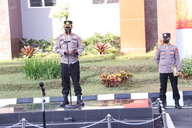 Kepala Kepolisian Daerah (Kapolda) Sumsel melalui Kabid Humas Polda Sumsel, Kombes Pol Supriadi memimpin apel personel di lapangan Mapolda Sumsel