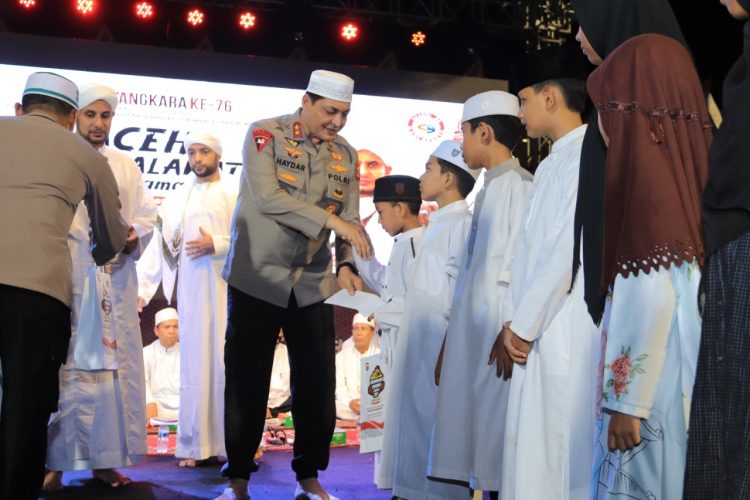 Kapolda Aceh Irjen Pol. Drs. Ahmad Haydar, S. H., M. M, menghadiri kegiatan "Aceh Bershalawat" dalam even Bhayangkara Seulawah Expo 2022