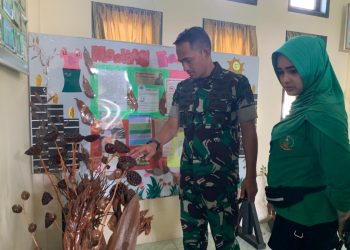 Komandan Kodim 0103/Aut Letkol Inf Hendrasari Nurhono S.I.P., M.I.P., didampingi Ketua Persit Kartika Chandra Kirana Cabang XX Dim 0103 Ny. Dina HS Nurhono melakukan peninjauan kegiatan yang dilaksanakan di Kantor Persit Cab XX