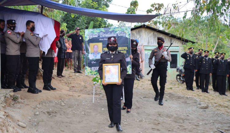 Upacara secara kedinasan Polri dipimpin Kapolres Belu, AKBP Yosep Krisbiyanto, S.I.K yang diwakili KOMPOL. I Putu Surawan, S.IP dengan Komandan Upacara, Kapolsubsektor Motaain, IPDA. I Nyoman Sukasada