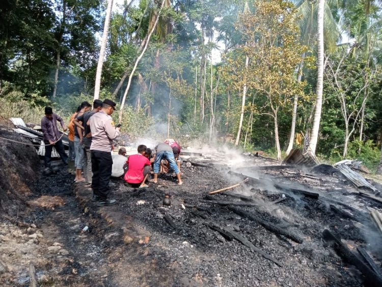 Rumah seorang nenek berusia 88 tahun di Dusun Buket Linteung, Desa Paya Pasi, Kecamatan Julok, Kabupaten Aceh Timur habis terbakar
