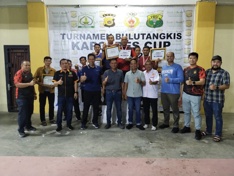 Para Pemenang Turnamen Bulutangkis Kapolres Cup 2022