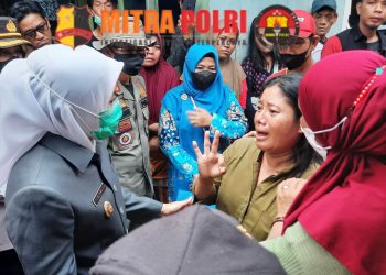 Wakil Walikota Palembang saat bersama warga korban kebakaran sembari menginstruksikan percepatan bantuan tersebut kepada OPD terkait yang hadir di lokasi kebakaran