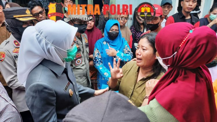 Wakil Walikota Palembang saat bersama warga korban kebakaran sembari menginstruksikan percepatan bantuan tersebut kepada OPD terkait yang hadir di lokasi kebakaran