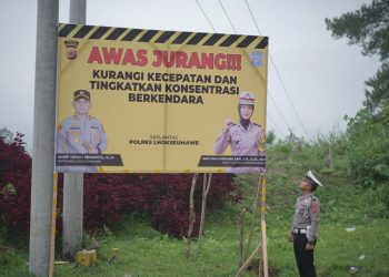 Sat Lantas Polres Lhokseumawe memasang spanduk himbauan rawan lakalantas di KM 31 Gunung Salak, Nisam Antara, Aceh Utara