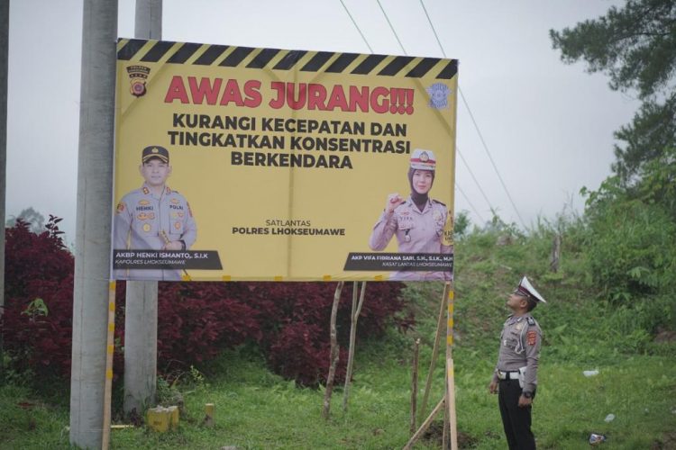 Sat Lantas Polres Lhokseumawe memasang spanduk himbauan rawan lakalantas di KM 31 Gunung Salak, Nisam Antara, Aceh Utara