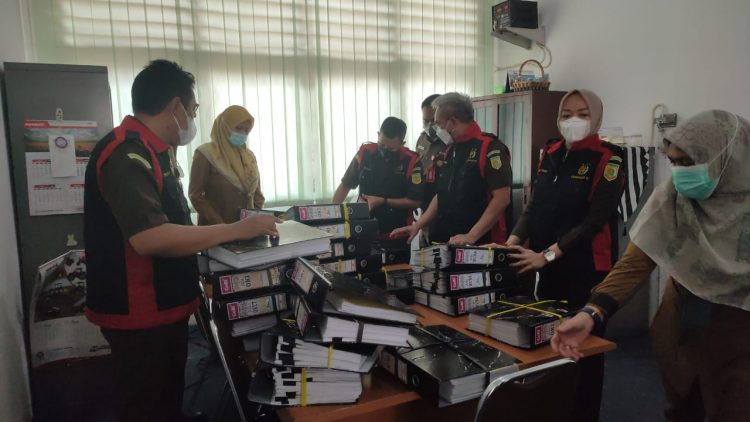 Tim dari Kejaksaan Tinggi (Kejati) Sumatera Selatan (Sumsel) bidang Tindak Pidana Khusus (Pidsus), melakukan penggeledahan kantor dinas Pertanian Tanaman Pangan dan Hortikultura Provinsi Sumsel