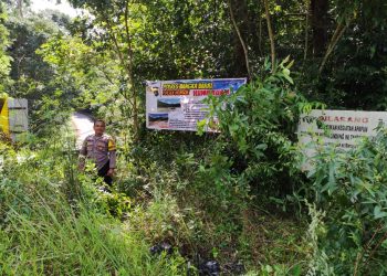 Personil Polsek Mentok Polres Bangka Barat BRIPKA M. ARIS RAKA SIWI dan BRIPKA RINALDI, S.I.P melakukan pemasangan Spanduk Himbauan larangan untuk menambang Timah Ilegal
