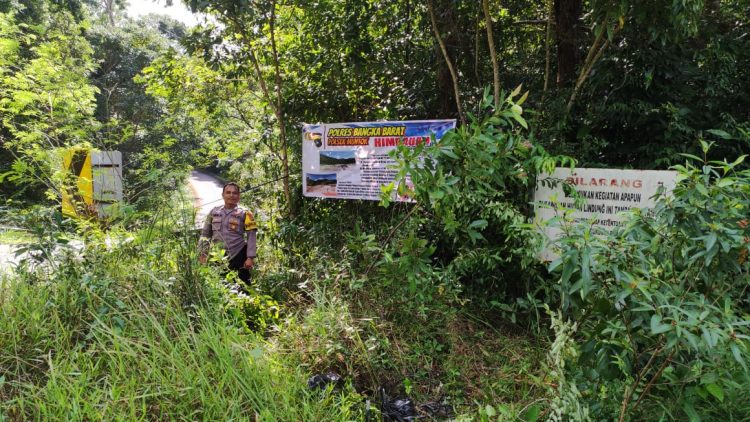 Personil Polsek Mentok Polres Bangka Barat BRIPKA M. ARIS RAKA SIWI dan BRIPKA RINALDI, S.I.P melakukan pemasangan Spanduk Himbauan larangan untuk menambang Timah Ilegal