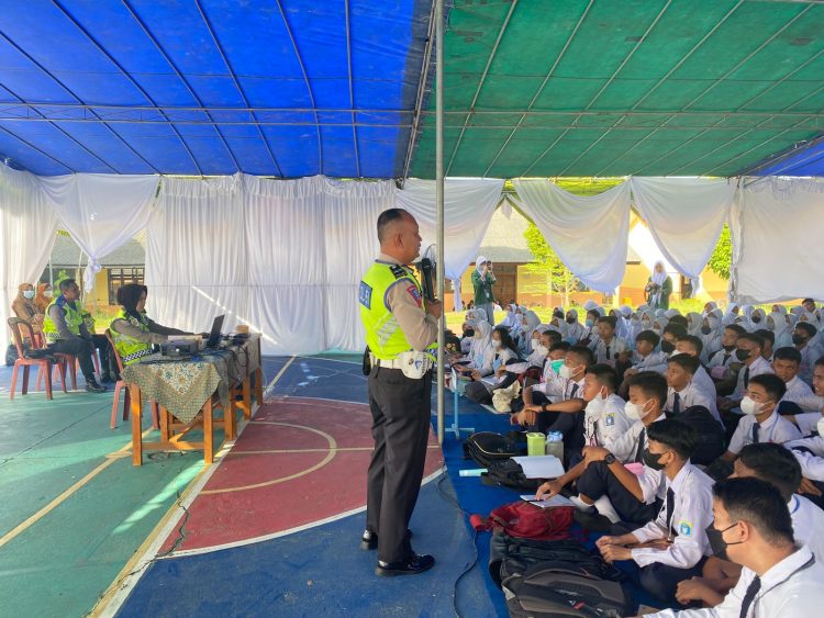 Satlantas Polres Bangka melaksanakan Kegiatan Police Goes To School dalam masa Pengenalan Lingkungan Sekolah di SMA N 1 Sungailiat