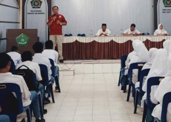Iskandar, S.Kom.,M.S.M selaku Ketua Gemantara Aceh Utara memberikan Motivasi kepada Siswa siswi Madrasah Aliyah Negeri (MAN) 2 Aceh Utara