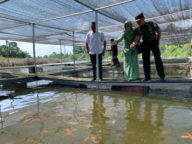 Komandan Kodim 0103/Aceh Utara Letkol Inf Hendrasari Nurhono S.I.P., M.I.P., bersama ketua persit KCK Cab XX Dim 0103, beserta Rombongan meninjau lokasi lahan Keramba Ikan Apung