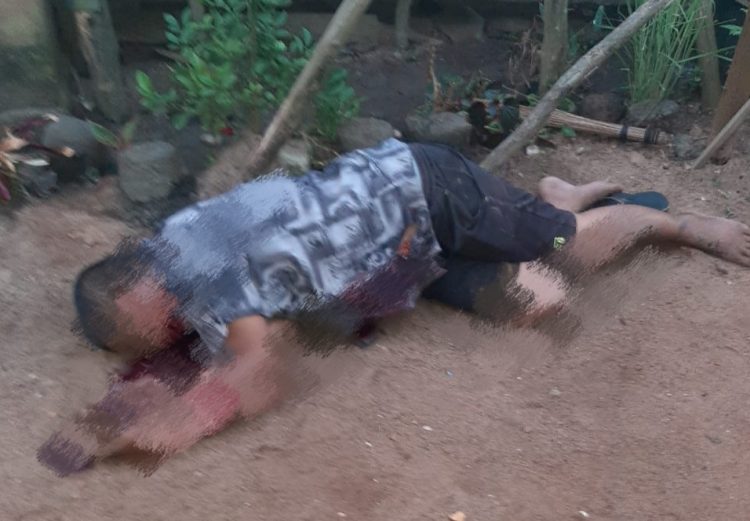 Seorang pria ditemukan tewas mengenaskan dengan luka bacok dan luka tembak ditubuhnya diduga dilakukan oleh OTK (orang tidak dikenal) pada hari Rabu (20/07) sekira pukul 08.30 WIB