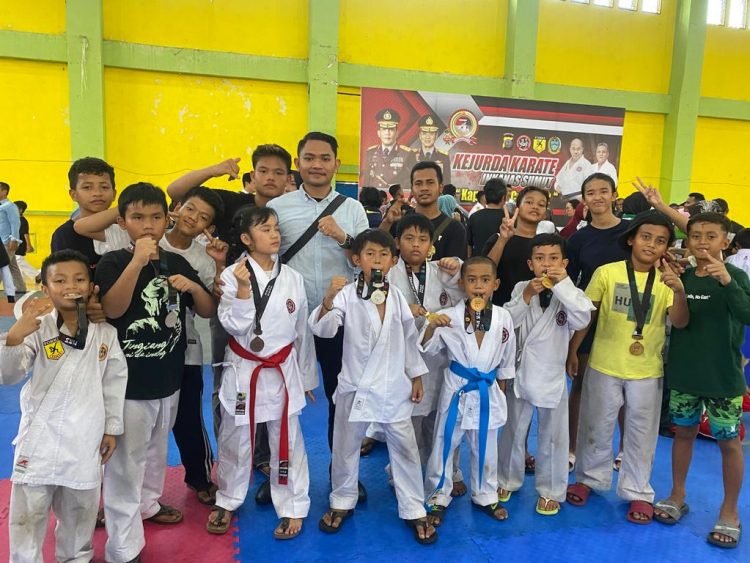 Ahmad Fadil Siregar Selaku Sekjen Inkanas Kota Pematangsiantar bersama Para Atlet