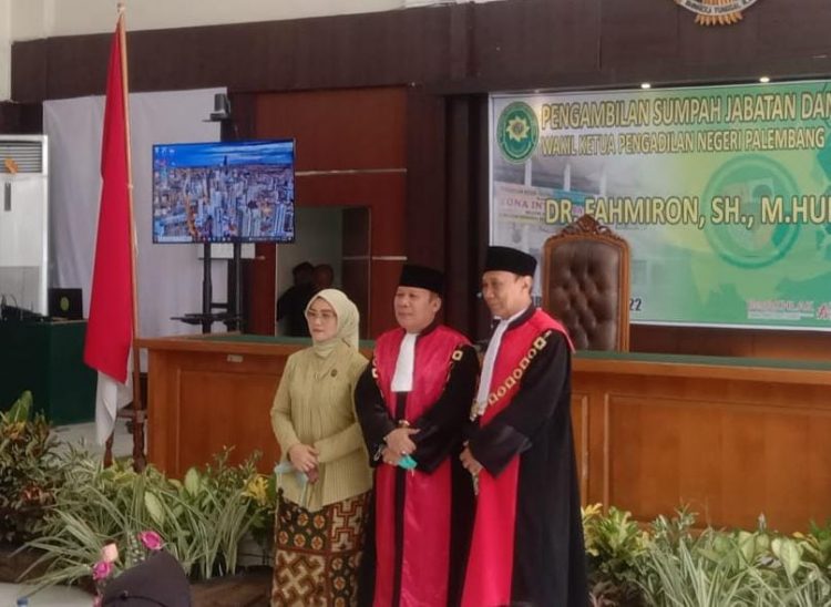 Pengadilan Negeri (PN) Palembang, menggelar acara pengambilan sumpah jabatan dan pelantikan wakil ketua Pengadilan Negeri (PN) Palembang yang baru yaitu Dr. Fahmiron, SH, M.Hum