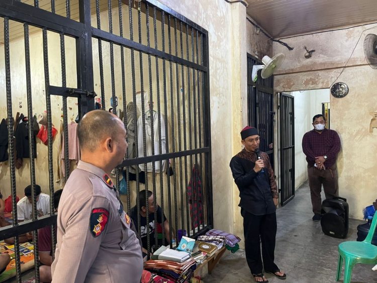Polres Pangkalpinang melalui Satuan Tahanan dan Barang Bukti (Tahti), memberikan Bimbingan Rohani dan Mental (Binrohtal) kepada tahanan Polres Pangkalpinang berupa tausiah agama