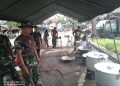 Dandim 0611/Garut Letkol Czi Dhanisworo,S.Sos., bersama Dandenbekang lll-44-02/Garut Mayor Cba M Said, S.Sos., mendirikan dapur lapangan di sekitar lokasi banjir