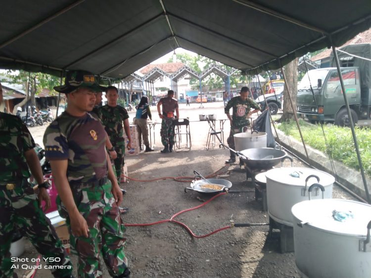 Dandim 0611/Garut Letkol Czi Dhanisworo,S.Sos., bersama Dandenbekang lll-44-02/Garut Mayor Cba M Said, S.Sos., mendirikan dapur lapangan di sekitar lokasi banjir