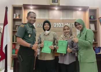 Dandim 0103/Aut Letkol Inf Hendrasari Nurhono S.I.P., M.I.P., bersama Ketua Persit (Kartika Chandra Kirana) KCK Cabang XX Dim 0103 Ny. Dina HS Nurhono Menerima Kunjungan Dari Adik Adik Pramuka yang berpetualang Keliling Indonesia