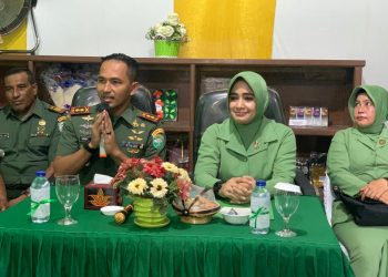 Dandim 0103/Aut Letkol Inf Hendrasari Nurhono S.I.P., M.I.P., beserta Ketua Persit (Kartika Chandra Kirana) KCK Cabang XX Dim 0103 Ny. Dina HS Nurhono melaksanakan kunjungan kerjanya ke Koramil 14/Tja