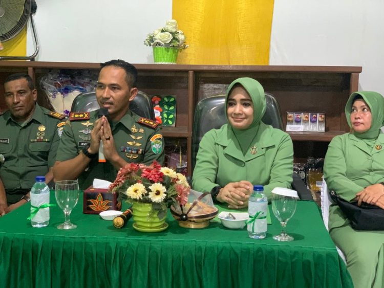 Dandim 0103/Aut Letkol Inf Hendrasari Nurhono S.I.P., M.I.P., beserta Ketua Persit (Kartika Chandra Kirana) KCK Cabang XX Dim 0103 Ny. Dina HS Nurhono melaksanakan kunjungan kerjanya ke Koramil 14/Tja