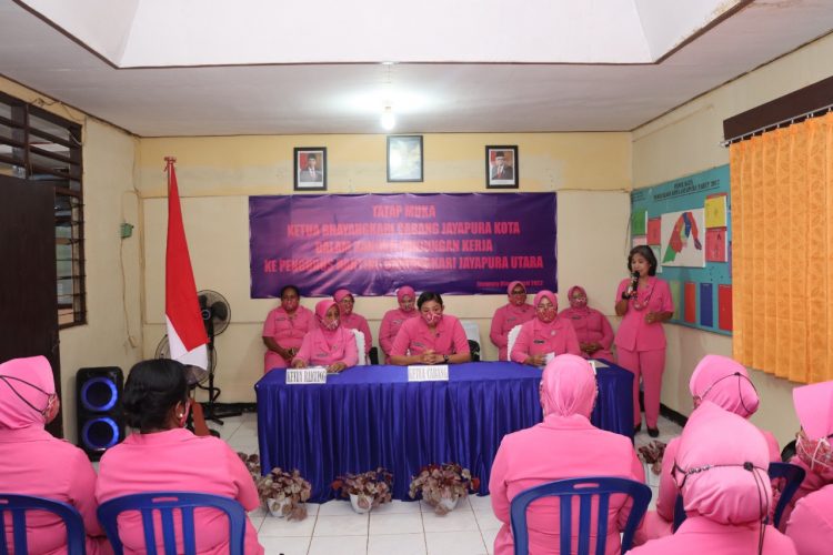 Kunjungan Kerja sekaligus Tatap Muka Ketua Bhayangkari Jayapura Kota Ny. Ayudya Victor Mackbon. Bertempat di Mapolsek Jayapura Utara dan Polsek Kawasan Pelabuhan Laut