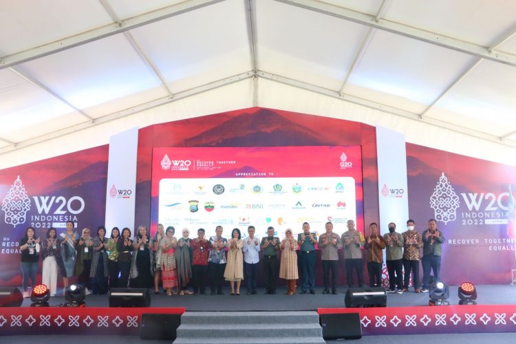 Kapolda Sumut Irjen Pol Drs. R. Z. Panca Putra Simanjuntak M.Si yang diwakili oleh Karo Ops Polda Sumut Drs. Desman Sujana Tarigan menghadiri Acara Penutupan W20 Summit 2022 di Hotel Niagara Parapat