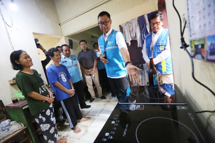Direktur Utama PLN Darmawan Prasodjo menjelaskan konversi kompor ini dilakukan PLN untuk bisa menekan ketergantungan impor LPG yang tiap tahunnya terus bengkak