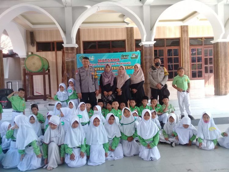 MI Debong Tengah 2 menggandeng Polisi guna memberikan edukasi atau pengetahuan yang bermanfaat