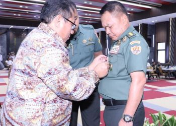 Kasad dianugerahi Pin Emas yang disematkan langsung oleh Firdaus selaku Ketua Umum SMSI