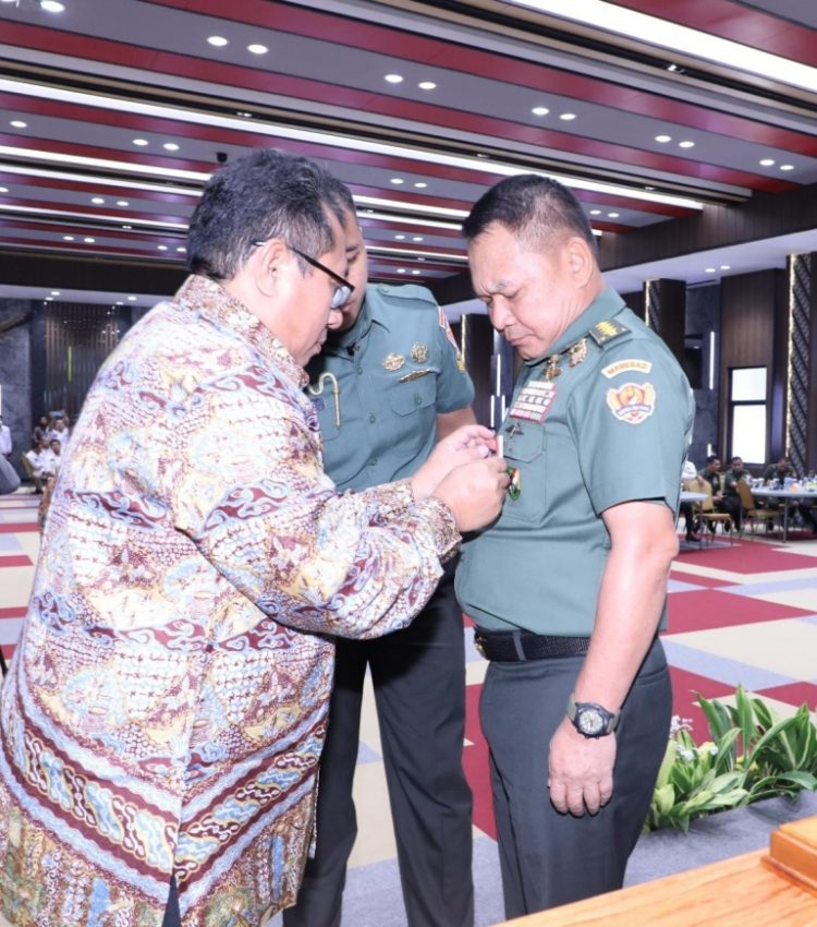 Kasad dianugerahi Pin Emas yang disematkan langsung oleh Firdaus selaku Ketua Umum SMSI